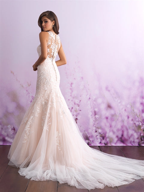 Elegant mermaid wedding dress with intricate lace detailing, featuring a halter neckline and a romantic tulle skirt. Perfect for the bride seeking a blend of sophistication and timeless beauty.