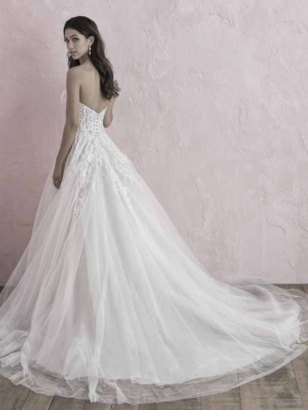 Timeless ball gown wedding dress with a sweetheart neckline, lace bodice, and voluminous tulle skirt, perfect for creating a fairytale bridal look.