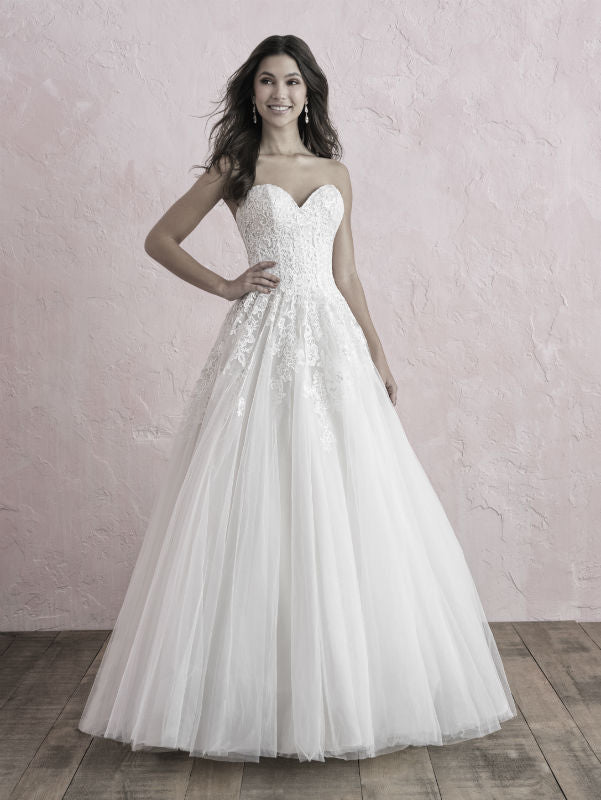 Timeless ball gown wedding dress with a sweetheart neckline, lace bodice, and voluminous tulle skirt, perfect for creating a fairytale bridal look.