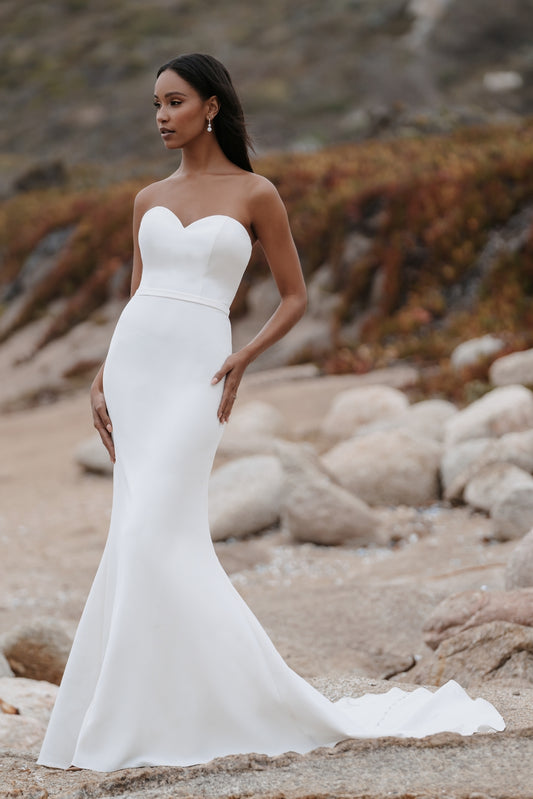 leek strapless mermaid wedding gown with a sweetheart neckline, ideal for minimalist brides. A form-fitting silhouette, perfect for a beach or outdoor wedding, exudes timeless elegance and modern sophistication.