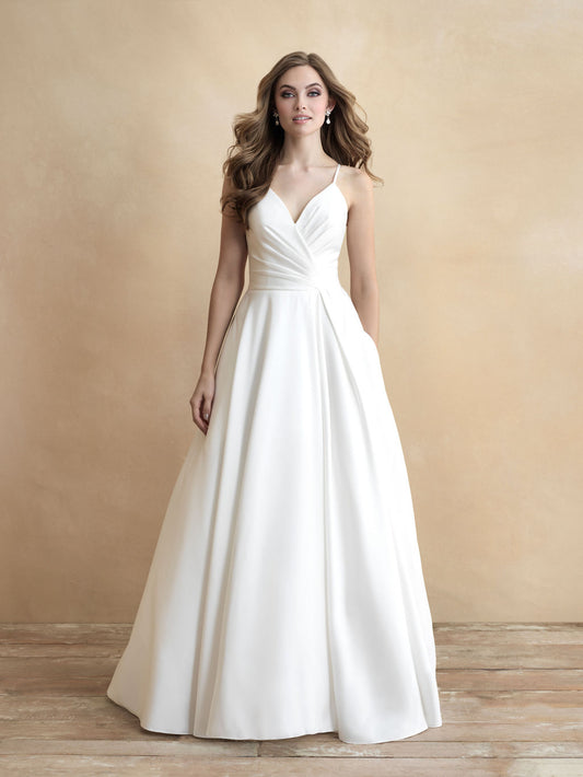 Chic A-line wedding dress with a V-neckline, pleated bodice, and subtle pockets. This timeless gown blends elegance with modern functionality, ideal for the classic yet contemporary bride.