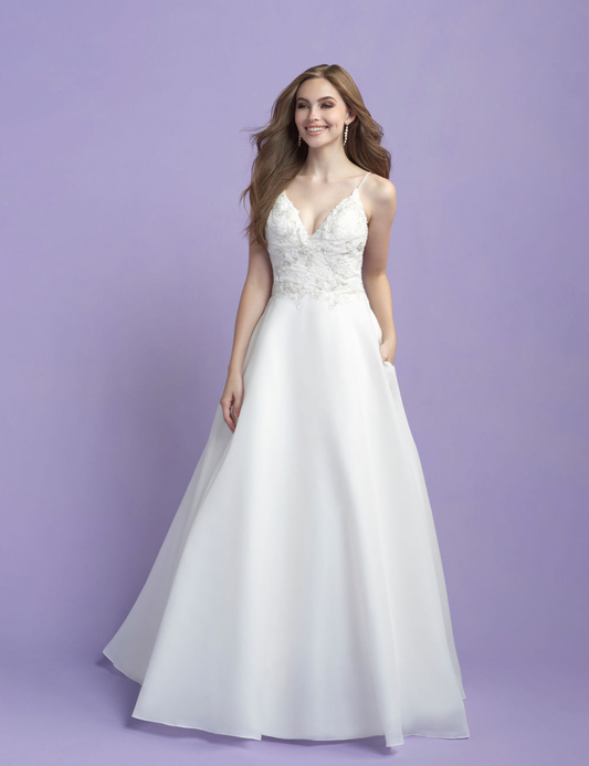 Simple A-line wedding gown with delicate lace bodice, a flattering V-neckline, and hidden pockets. A perfect blend of elegance and practicality for a modern bride.